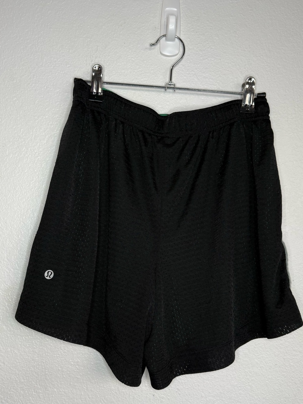 Lululemon Double-Layered Mesh Mid-Rise Short 5"
Black / Raceway Green / Vapor